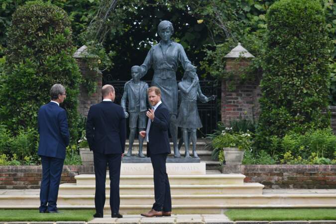 Le prince William et le prince Harry devant la statue de leur mère, la princesse Diana, dans les jardins de Kensington Palace à Londres, le 1er juillet 2021. 