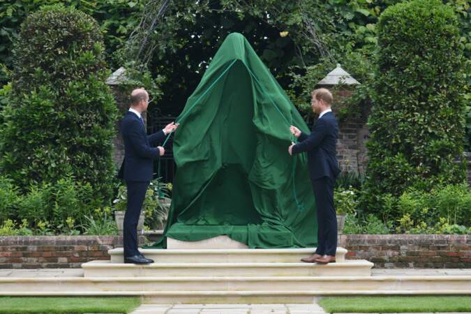 Quelques instants avant que William et Harry dévoilent la statue de leur mère Diana dans les jardins de Kensington Palace à Londres, le 1er juillet 2021.