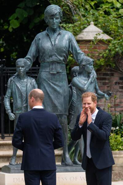 Harry et William plaisantent devant la statue de leur mère Diana, ce 1er juillet 2021.