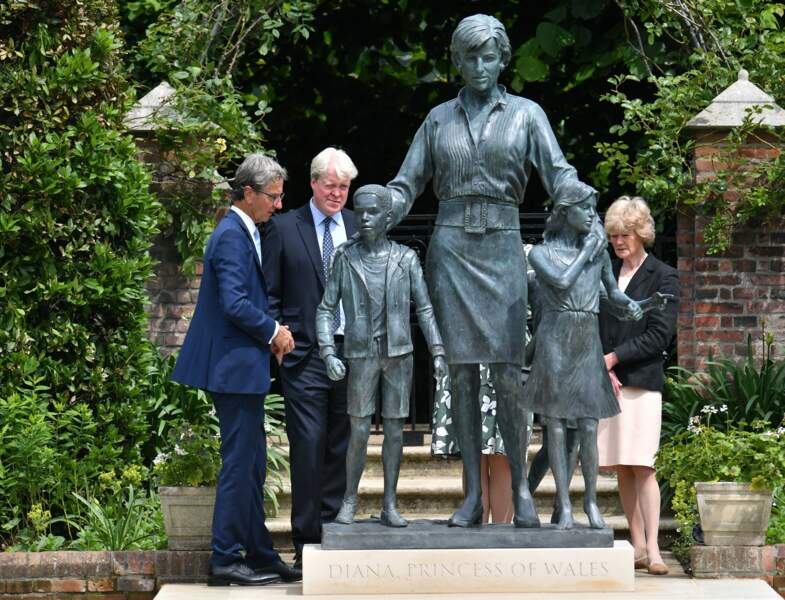 Photo de famille devant la statue de Diana dans les jardins de Kensington Palace à Londres, le 1er juillet 2021.