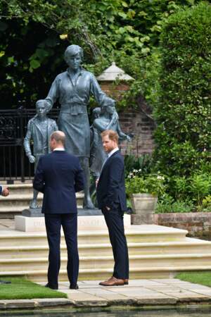 En hauteur, imposante, la statue de Diana repose désormais dans les jardins de Kensington. Inauguration ce 1er juillet 2021.