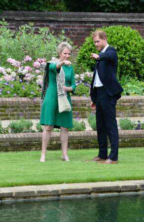 Le prince Harry avec Julia Samuel, fondatrice de Child Bereavement UK, avant le dévoilement d'une statue de sa mère Diana, le 1er juillet 2021.