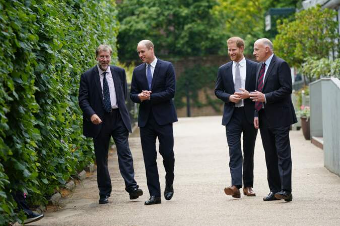 Avant l'inauguration de la statue de Diana, Harry et William échangent avec leurs secrétaires Rupert Gavin et Jamie Lowther-Pinkerton. Le 1er juillet 2021.