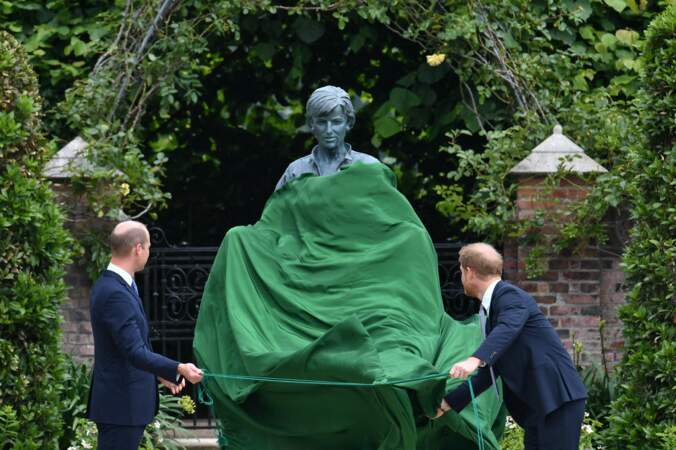 La statue de Diana se dévoilent peu à peu grâce à William et Harry, ce 1er juillet 2021.