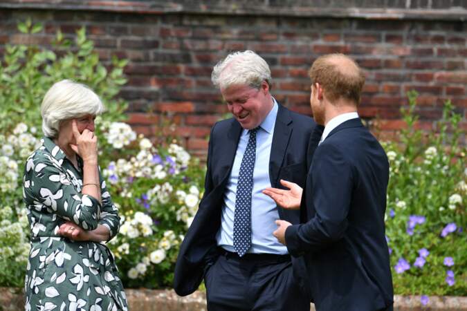 Harry avec sa tante Lady Jane Fellowes et son oncle Earl Spencer, lors de l'inauguration de la statue de Diana dans les jardins de Kensington Palace à Londres, le 1er juillet 2021.