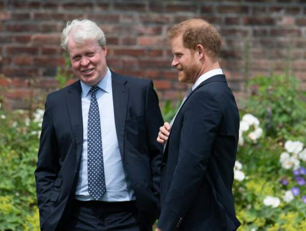 Earl Spencer et son neveu, Harry, lors de l'inauguration de la statue de Diana dans les jardins de Kensington Palace à Londres, le 1er juillet 2021.