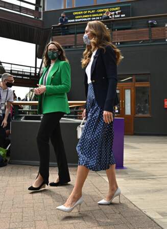 Kate Middleton porte une nouvelle jupe plissée Alessandra Rich d'un montant de 10 44 £.