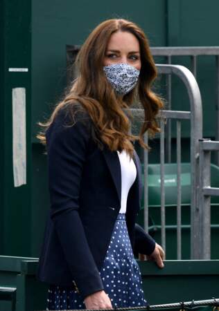 Kate Middleton, les cheveux longs lâchés et look navy à Wimbledon, le 2 juillet 2021.