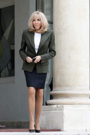 Brigitte Macron renoue avec la jupe courte le 1er juillet 2021.