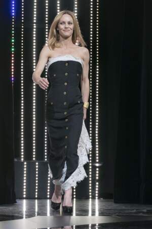 Vanessa Paradis en 2016 : dans une robe bustier signée Chanel Haute Couture printemps-été 1986 agrémentée de dentelle blanche de boutons