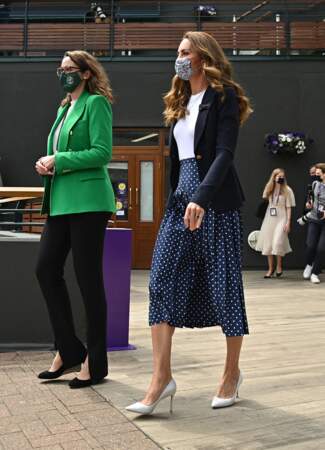 Kate Middleton porte une nouvelle jupe plissée Alessandra Rich d'un montant de 10 44 £.