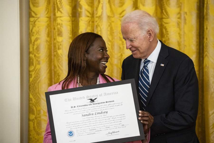 Joe Biden a voulu remercier Sandra Lindsay, la première personne qui aurait reçu une dose de vaccin contre la Covid-19.
