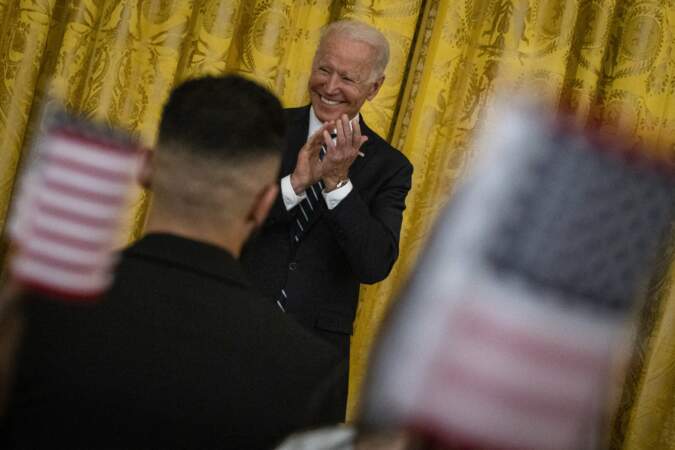 Joe Biden est très souriant lors de la cérémonie de naturalisation.