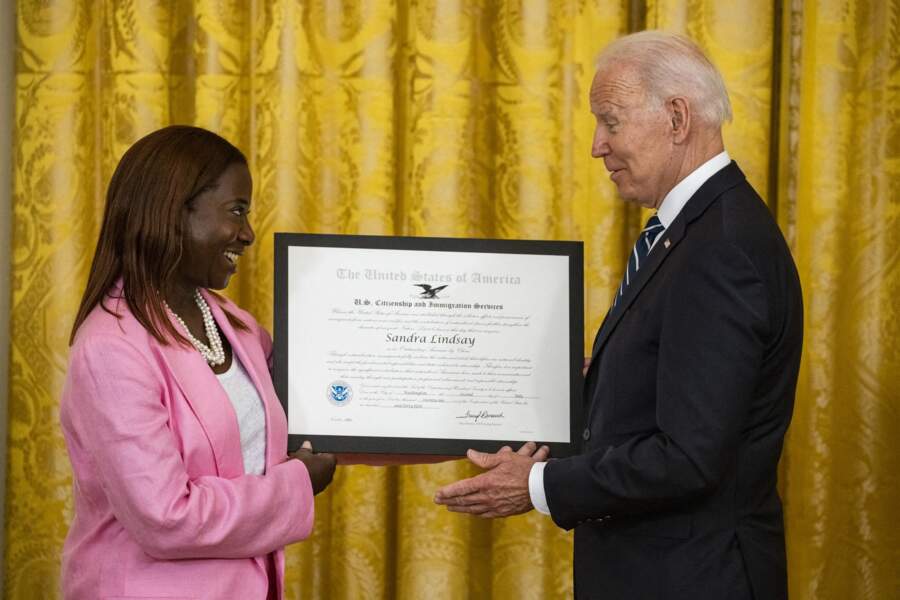 Joe Biden a accordé la nationalité américaine à Sandra Lindsay.
