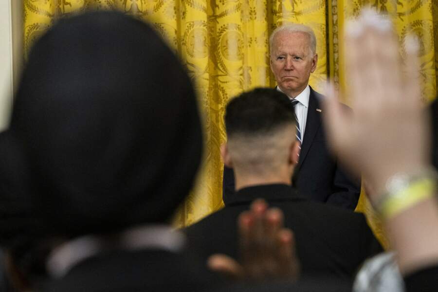 Joe Biden semble être très ému lors de cette cérémonie de naturalisation.