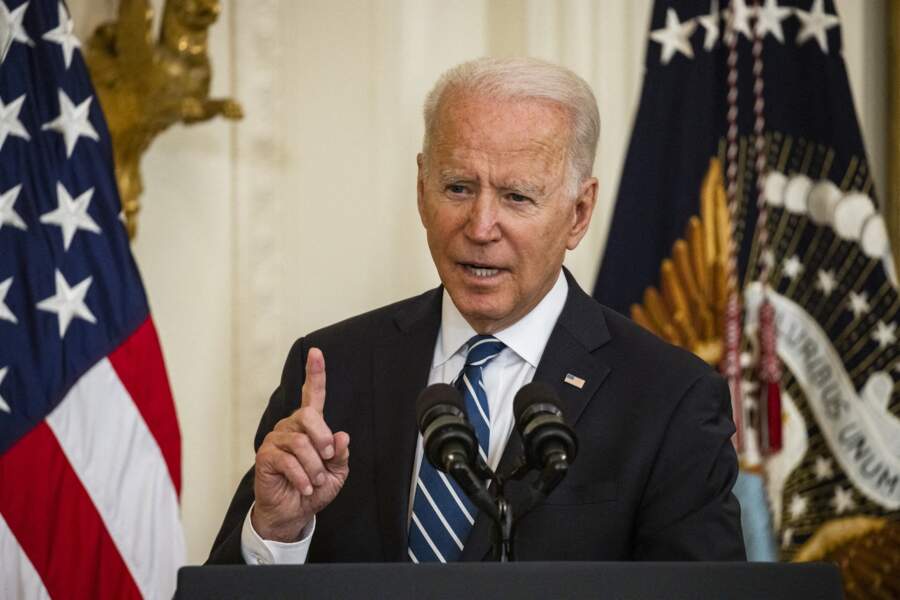 Le président américain Joe Biden s'exprime devant un groupe de citoyens nouvellement américains.