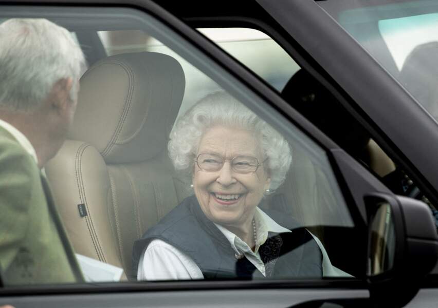 C'est au volant de sa Range Rover que la mère du prince Charles se rend au Royal Windsor Horse Show.