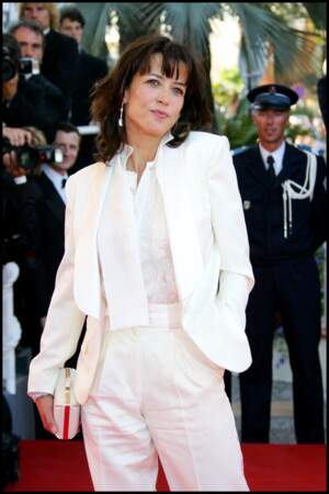 Sophie Marceau malicieusement garçonne dans un costume blanc immaculé signé Yves Saint Laurent, au Festival de Cannes, en 2007.