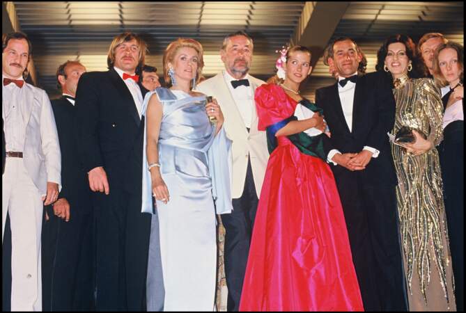 Catherine Deneuve en robe de satin bleu poudré Yves Saint Laurent, au Festival de Cannes, en 1984.