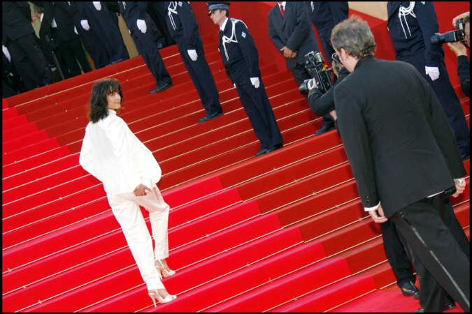 Sophie Marceau dans son costume blanc Yves Saint Laurent, au Festival de Cannes, en 2007.