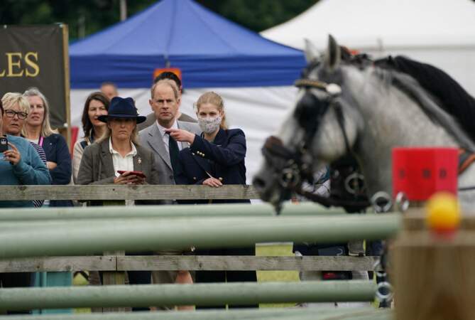 Passionné de chevaux comme son grand-père, le prince Philip, Lady Louise s'est rendue au Royal Windsor Horse Show ce samedi 3 juillet.