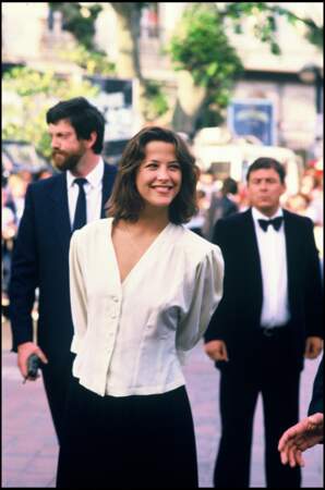 Sophie Marceau très juvénile dans un chemisier cintré blanc et une jupe noire, au côté de son compagnon et pygmalion Andrzej Zulawski, au Festival de Cannes, en 1985.