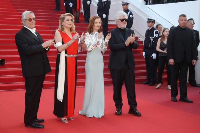 Catherine Deneuve dans une robe drapée noire, rouge et blanche et ceinturée d'agent, au Festival de Cannes, en 2017.
