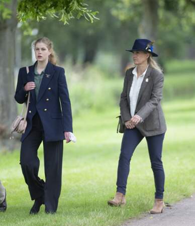 Lady Louise a misé sur un costume avec un chemisier pour son apparition au Royal Windsor Horse Show ce samedi 3 juillet.