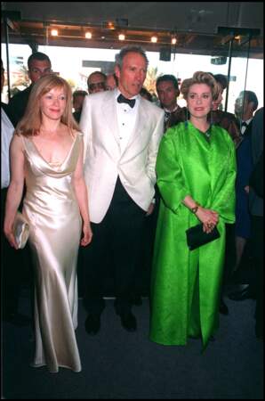 Catherine Deneuve en manteau et robe vert acidulé Yves Saint Laurent, au Festival de Cannes, en 1994.