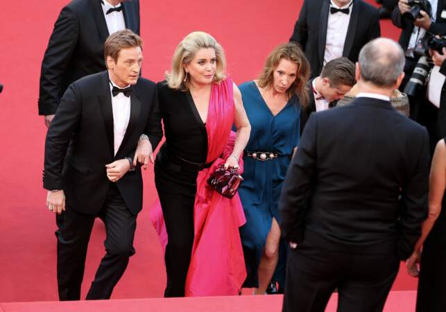 Catherine Deneuve dans un audacieux ensemble Jean Paul Gaultier Couture, mi-combinaison mi-robe, au Festival de Cannes, en 2015.