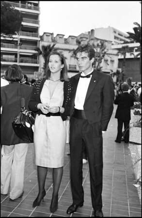 Sophie Marceau dans une robe au dessus du genou et un cardigan crocheté, au côté de Pierre Cosso, pour son premier Festival de Cannes, en 1983.