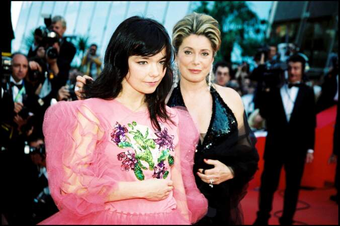 Catherine Deneuve en fourreau pailleté noir Yves Saint Laurent, au côté de Björk, au Festival de Cannes, en 2000.