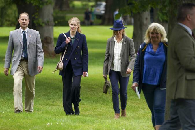 Au Royal Windsor Horse Show ce samedi 3 juillet, Lady Louise a dégainé un look de jeune femme. 