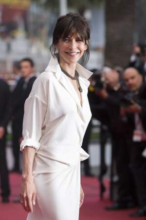 Sophie Marceau très chic dans une robe portefeuille en soie blanche griffée Alexandre Vauthier, au Festival de Cannes, en 2015.