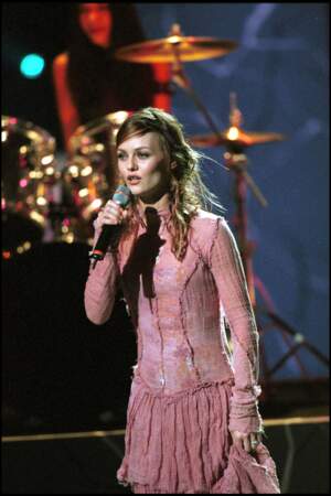Vanessa Paradis en 2001 : l'égérie Chanel interprète ses plus célèbres tubes dans une robe rose bohème à volants