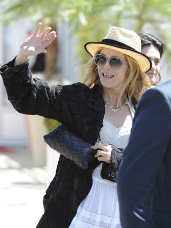 Vanessa Paradis en 2016 : en chapeau de paille, elle adopte le look décontracté et bohème de la croisette lors d'un déjeuner au Festival de Cannes