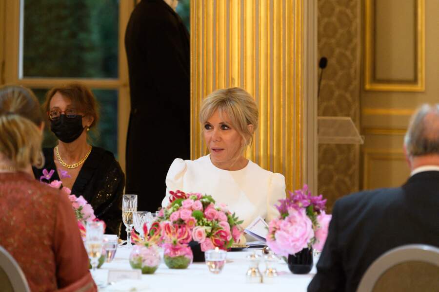 Brigitte Macron, habillée en Louis Vuitton, lors du dîner organisé en l'honneur du président italien, Sergio Mattarella. Elle est assise face à Carole Bouquet. 