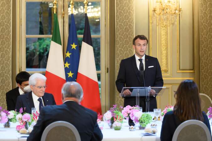 Emmanuel Macron prononçant un discours en l'honneur de son homologue italien, Sergio Mattarella, ce 5 juillet 2021 au palais de l'Elysée.  