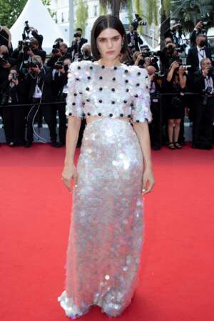 Soko a fait sensation dans une robe ultra-pailletée Gucci pour la montée des marches du film "Annette" lors de la cérémonie d'ouverture du 74ème Festival International du Film de Cannes, le 6 juillet 2021