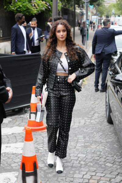 Iman Pérez, la fille de Vincent Pérez, très lookée au défilé Chanel.