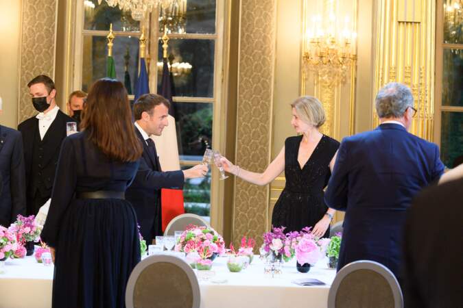 Emmanuel Macron, trinquant avec Laura Mattarella, la fille du président italien, lors du diner d'Etat organisé au palais de l'Elysée, le 5 juillet 2021. 
