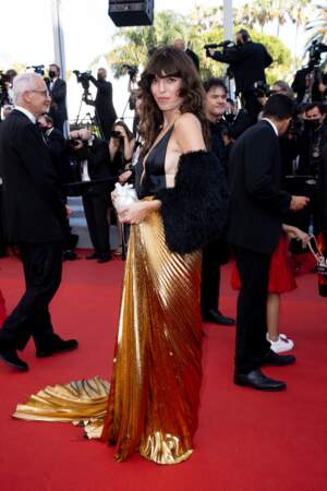 Une fois encore, Lou Doillon a choisi sur un look rock et glamour pour la montée des marches du film "Annette" lors de la cérémonie d'ouverture du 74ème Festival International du Film de Cannes, le 6 juillet 2021