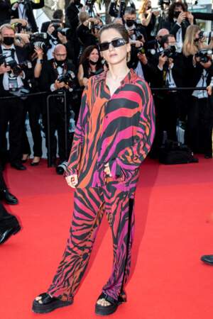 Aloïse Sauvage a misé sur un look original, tout en imprimé animal, pour la montée des marches du film "Annette" lors de la cérémonie d'ouverture du 74ème Festival International du Film de Cannes, le 6 juillet 2021