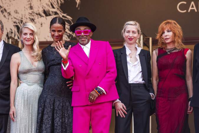 Mélanie Laurent, Mati Diop, Spike Lee, Jessica Hausner et Mylène Farmer en haut des marches pour le film "Annette" lors de la cérémonie d'ouverture du 74ème Festival International du Film de Cannes, le 6 juillet 2021