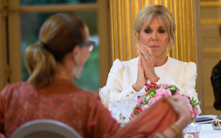 Lors du dîner d'Etat organisé pour le président italien Sergio Mattarella ce 5 juillet 2021, Brigitte Macron était placée face à Carole Bouquet. La première dame avait revêtu un ensemble Louis Vuitton pour l'occasion. 