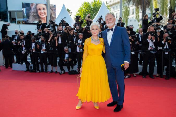 Helen Mirren et son mari Taylor Hackford montent les marches pour le film "Annette", lors de la cérémonie d'ouverture du 74ème Festival International du Film de Cannes, le 6 juillet 2021 