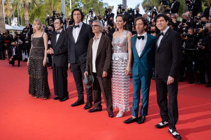 Comme Marion Cotillard, Angèle (à gauche sur la photo) a choisi de porter une longue robe noire Chanel pour la montée des marches du film "Annette" lors de la cérémonie d'ouverture du 74ème Festival International du Film de Cannes, le 6 juillet 2021 