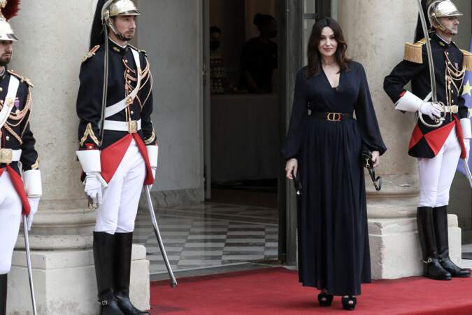 En plus de sa robe Dior, Monica Bellucci portait des chaussures Louboutin. Elle était invitée à l'Elysée ce 5 juillet 2021. 