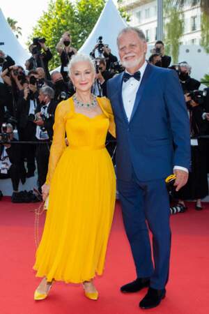 Helen Mirren a porté une robe évasée Dolce & Gabanna pour la montée des marches du film "Annette" lors de la cérémonie d'ouverture du 74ème Festival International du Film de Cannes, le 6 juillet 2021