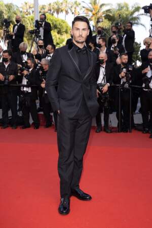 Baptiste Giabiconi a fait honneur à la maison Dior durant la montée des marches du film "Annette" lors de la cérémonie d'ouverture du 74ème Festival International du Film de Cannes, le 6 juillet 2021
